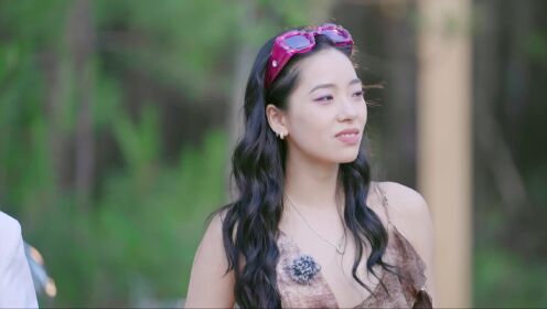 Episodio 3 (Parte 1): Festival de música súper emocionante → Ryan Zhao y Yuan Yiqi bailan juntos en el escenario