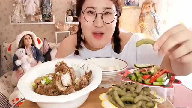 Northeast fat sister has a good appetite, big ribs eat and suck