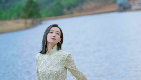 【花絮】宋茜拍海报“变身”优雅天鹅