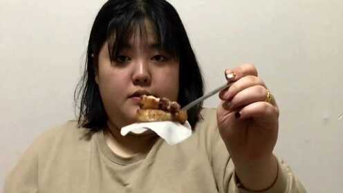 Korean pretty fat girl eats barbecue, stuffs a few mouthfuls, meets to ...