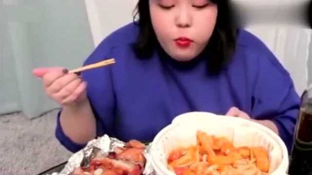 Korean fat girl eats big stomach king, eats barbecue spicy noodles, and ...