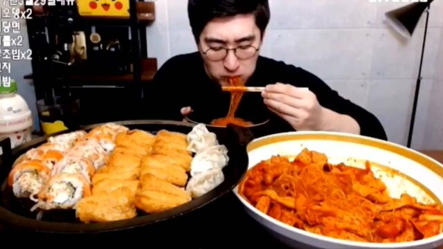 Korean big stomach king: MBRO brother eat sushi, spicy fish cake fans ...