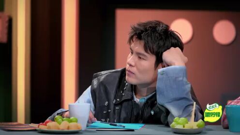 Ayo mulai makan! Bintang utama EP1: Huang Zitao tidak memberikan sosis bergantung rantai tersebut kepada Ha Ha Cao, tetapi memberikannya kepada orang lain.