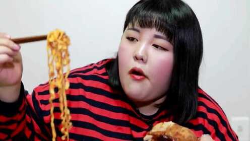 South Korea eats big stomach king, fat girl Xiu Bin eats roast chicken ...