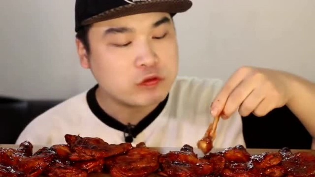 Korean big stomach king fat brother eats roast chicken legs, 2 together ...